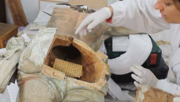 gomezdetejada's tweet photo. Una “cápsula del tiempo” en el interior de una talla de Cristo. Se trata de dos pergaminos escritos por las dos caras en los que un capellán describió, en 1777, cómo vivía la gente de la época. El descubrimiento tuvo lugar en una iglesia de la localidad burgalesa de Sotillo de la Ribera (Castilla y León, España).  

El documento, escrito con pulcra caligrafía, se extrajo del interior de las nalgas de la talla de un Cristo del siglo XVIII y está firmado por el capellán de la catedral de Burgo de Osma (Soria), Joaquín Mínguez. Las responsables del hallazgo son dos restauradoras de la empresa Da Vinci Restauro, que bajaron la imagen del Cristo del altar y retiraron un paño que protegía la parte trasera de la talla. Explican a la prensa que los pergaminos contienen información económica, política, religiosa y cultural.