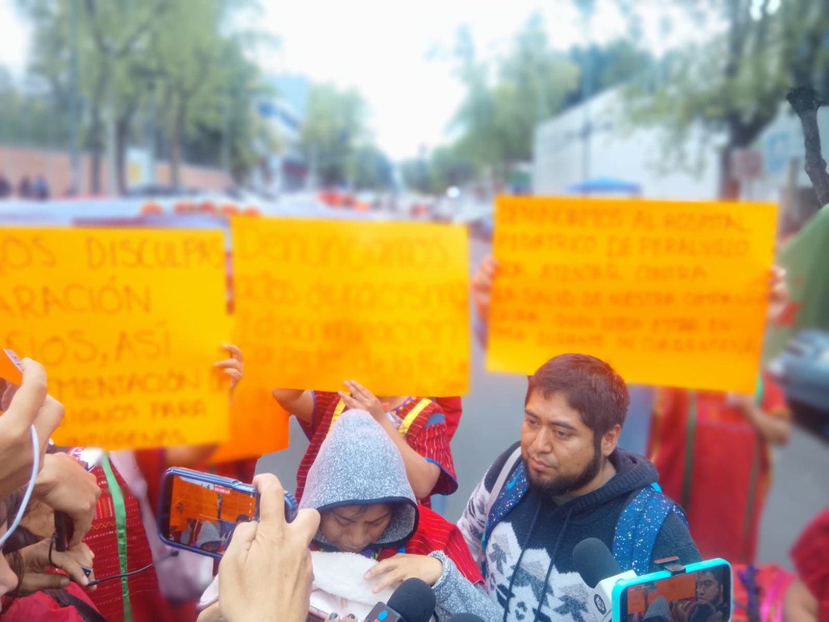 Desinformemonos's tweet photo. #AHORA | Llegan  a la Fiscalía General de Justicia de la Ciudad de México Laura Ramírez y Gabino Santiago López, padres triquis de la menor retenida durante doce días por funcionarios del Hospital Pediátrico de Peralvillo.

Fotos: Jaime Quintana / Desinformémonos https://t.co/4FiTBAvv1d