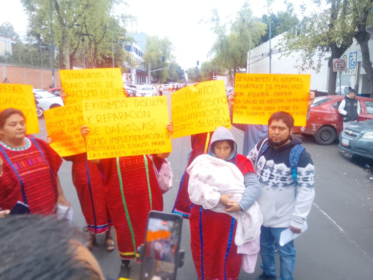 Desinformemonos's tweet photo. #AHORA | Llegan  a la Fiscalía General de Justicia de la Ciudad de México Laura Ramírez y Gabino Santiago López, padres triquis de la menor retenida durante doce días por funcionarios del Hospital Pediátrico de Peralvillo.

Fotos: Jaime Quintana / Desinformémonos https://t.co/4FiTBAvv1d