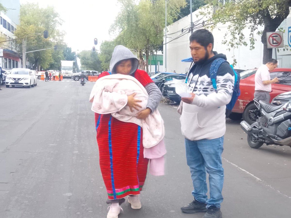 Desinformemonos's tweet photo. #AHORA | Llegan  a la Fiscalía General de Justicia de la Ciudad de México Laura Ramírez y Gabino Santiago López, padres triquis de la menor retenida durante doce días por funcionarios del Hospital Pediátrico de Peralvillo.

Fotos: Jaime Quintana / Desinformémonos https://t.co/4FiTBAvv1d