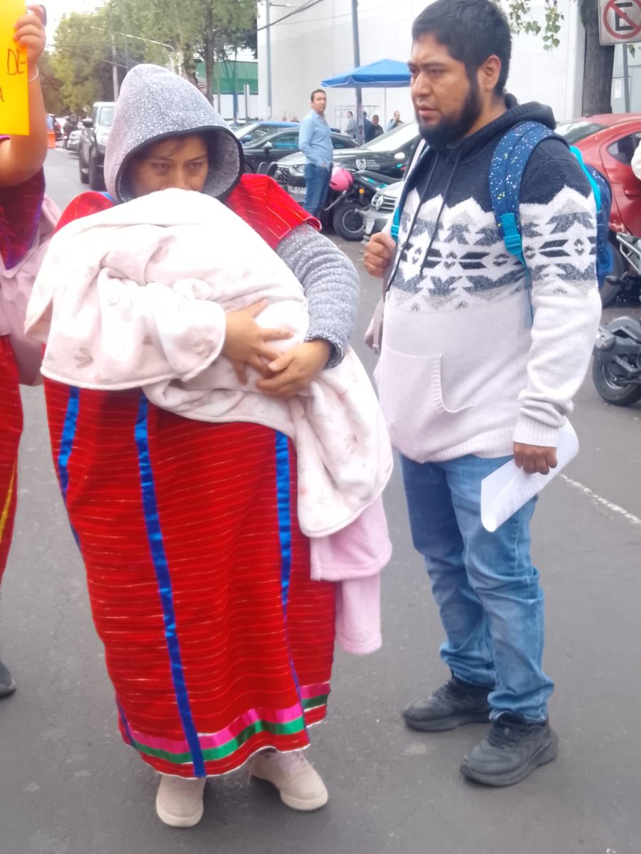 Desinformemonos's tweet photo. #AHORA | Llegan  a la Fiscalía General de Justicia de la Ciudad de México Laura Ramírez y Gabino Santiago López, padres triquis de la menor retenida durante doce días por funcionarios del Hospital Pediátrico de Peralvillo.

Fotos: Jaime Quintana / Desinformémonos https://t.co/4FiTBAvv1d