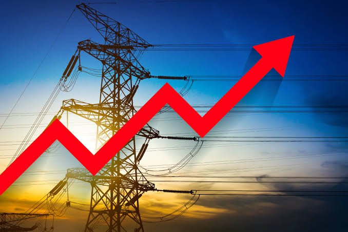 NewsMeter_In's tweet photo. #Hyderabad:
#Telangana #powerbills to #rise from #November
#TGERC orders #discoms to recover ₹5,420.23 crore from eligible non-agricultural consumers as true-up charges for 2022-23 & 2023-24.
• 30 paise/unit in the first month.
• 50 paise/unit thereafter.
• @tgspdcl : ₹4,222.93 cr.
• @TG_NPDCL : ₹1,197.30 cr.
• #Recoveryperiod : 29 months (#TGSPDCL) & 26 months (#TGNPDCL)
#Farmers exempt: Their ₹2,214.99 crore share will be recovered from the #Telanganagovernment .
The true-up charge must be shown separately on power bills, with the financial year, consumption and applicable rate specified.
TGERC has also directed discoms to issue public notices in Telugu, English and Urdu before the first recovery bills.
