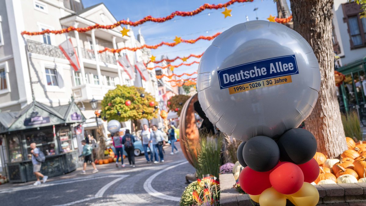 ThomasMack_EP's tweet photo. Ein tolles Wochenende beim Deutschen Fest liegt hinter uns! Zum Tag der Deutschen Einheit feierten wir 30 Jahre Deutsche Allee und erlebten eine Parade mit 45 Trabants durch den Park. Dazu gab es traditionelle Folklore, Musik und viele schöne Begegnungen. https://t.co/nWg9n4P3FV