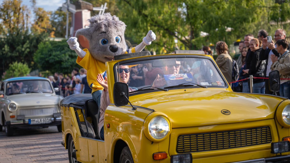 ThomasMack_EP's tweet photo. Ein tolles Wochenende beim Deutschen Fest liegt hinter uns! Zum Tag der Deutschen Einheit feierten wir 30 Jahre Deutsche Allee und erlebten eine Parade mit 45 Trabants durch den Park. Dazu gab es traditionelle Folklore, Musik und viele schöne Begegnungen. https://t.co/nWg9n4P3FV