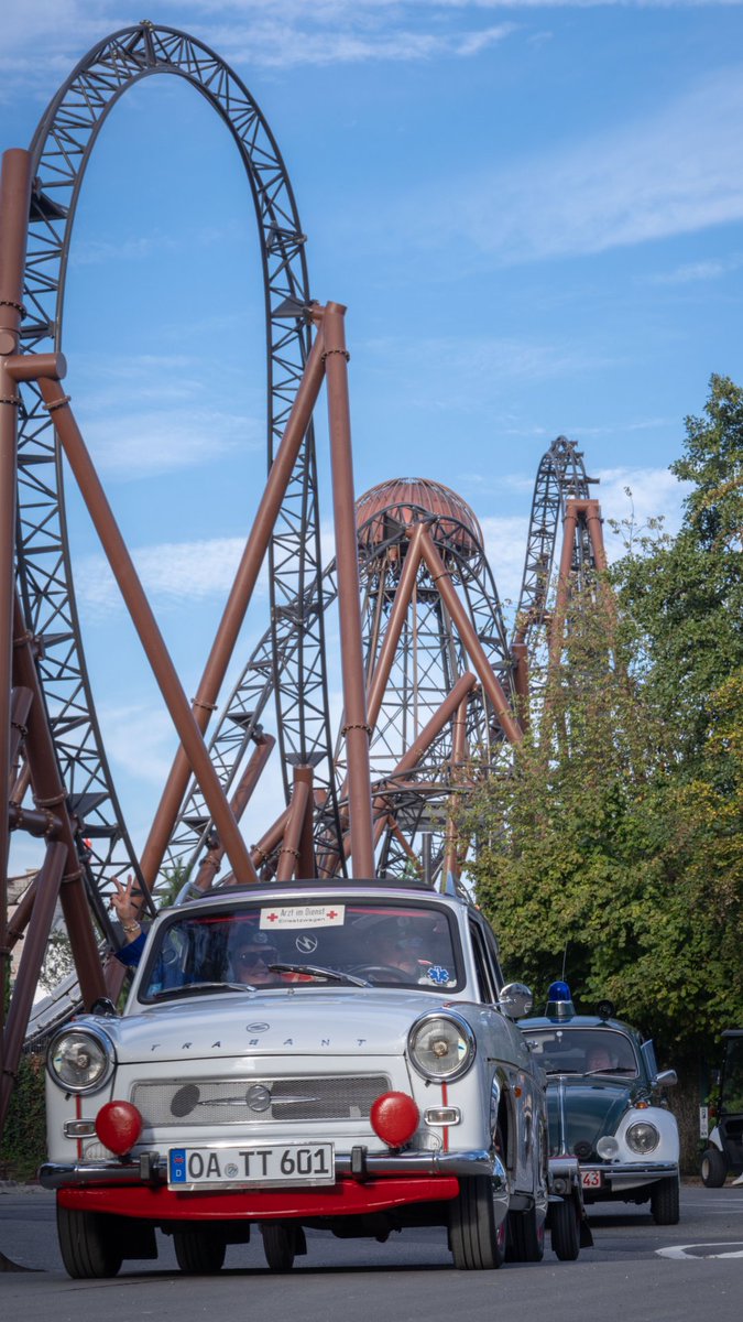ThomasMack_EP's tweet photo. Ein tolles Wochenende beim Deutschen Fest liegt hinter uns! Zum Tag der Deutschen Einheit feierten wir 30 Jahre Deutsche Allee und erlebten eine Parade mit 45 Trabants durch den Park. Dazu gab es traditionelle Folklore, Musik und viele schöne Begegnungen. https://t.co/nWg9n4P3FV