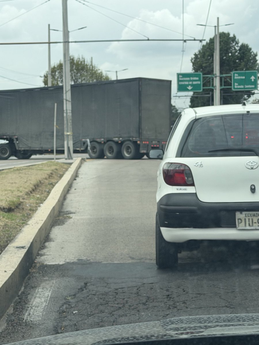MCedkvi's tweet photo. @AMT_Quito Pero el día sábado nada hicieron contra este asesino que se daba la vuelta en el carril del medio del labrador https://t.co/RLnOM5jYCE