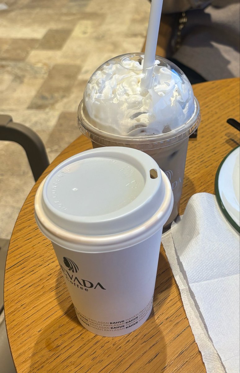 aynenze's tweet photo. manitamın mochası ve benim americanom🤎👍🏻 https://t.co/oMXuMvwR8c