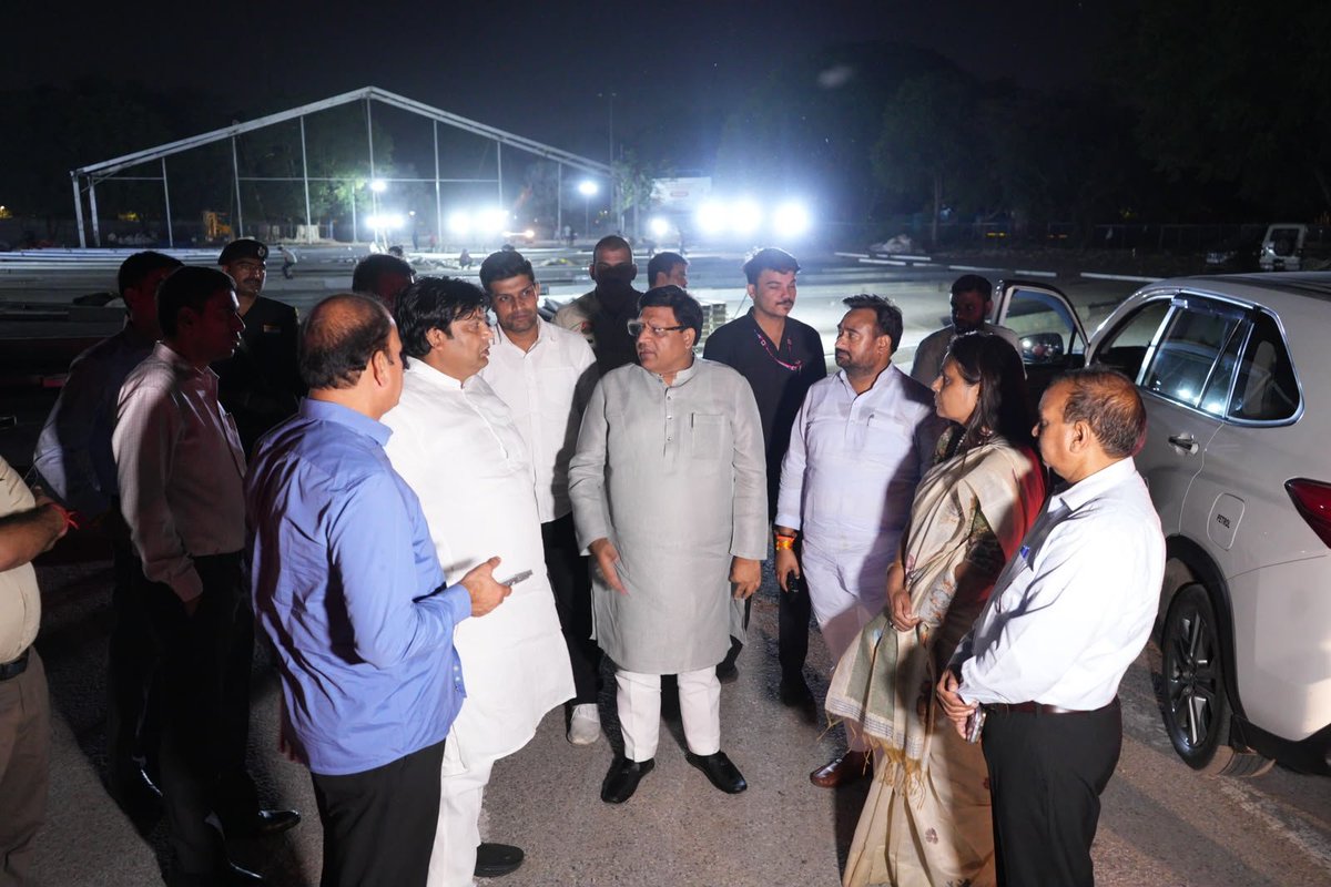 VipulGoelBJP's tweet photo. सेवा और सुशासन का संकल्प जब जनभागीदारी से जुड़ता है, तभी विकसित भारत का लक्ष्य और मजबूत होता है।

आदरणीय प्रधानमंत्री श्री नरेंद्र मोदी जी के राष्ट्रसेवा, सुशासन एवं जनकल्याण के 25 वर्ष पूर्ण होने के उपलक्ष्य में चल रहे सेवा संकल्प अभियान के अंतर्गत आगामी 7 अक्टूबर को गुरुग्राम में आयोजित “विकसित भारत संकल्प सभा - सेवा ज्योति यात्रा” की तैयारियों का जायजा लिया।

आदरणीय केंद्रीय गृह एवं सहकारिता मंत्री श्री @AmitShah जी के आगमन को लेकर कार्यक्रम स्थल की व्यवस्थाओं एवं तैयारियों की समीक्षा की, ताकि अधिक से अधिक लोगों की सहभागिता के साथ कार्यक्रम सुव्यवस्थित रूप से संपन्न हो।

यह आयोजन केवल एक कार्यक्रम नहीं, बल्कि 25 वर्षों की सेवा यात्रा से प्रेरणा लेकर विकसित भारत के संकल्प को जन-जन तक पहुँचाने का अभियान है।

सेवा से संकल्प और संकल्प से विकसित भारत की ओर।

#SevaSankalp #ViksitBharat #SevaJyotiYatra #ViksitBharatSankalpSabha #NarendraModi #AmitShah #SevaAurSushasan 

@narendramodi @NayabSainiBJP @BJP4India @BJP4Haryana