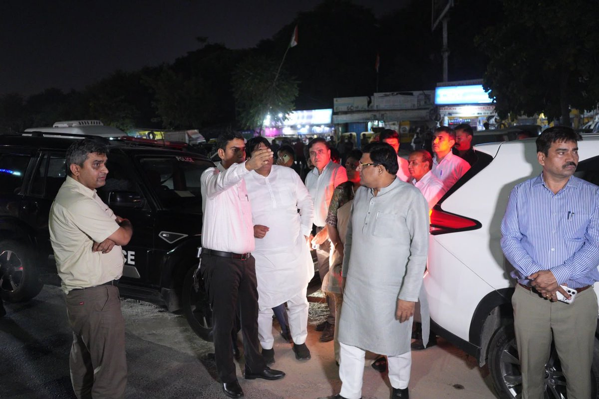 VipulGoelBJP's tweet photo. सेवा और सुशासन का संकल्प जब जनभागीदारी से जुड़ता है, तभी विकसित भारत का लक्ष्य और मजबूत होता है।

आदरणीय प्रधानमंत्री श्री नरेंद्र मोदी जी के राष्ट्रसेवा, सुशासन एवं जनकल्याण के 25 वर्ष पूर्ण होने के उपलक्ष्य में चल रहे सेवा संकल्प अभियान के अंतर्गत आगामी 7 अक्टूबर को गुरुग्राम में आयोजित “विकसित भारत संकल्प सभा - सेवा ज्योति यात्रा” की तैयारियों का जायजा लिया।

आदरणीय केंद्रीय गृह एवं सहकारिता मंत्री श्री @AmitShah जी के आगमन को लेकर कार्यक्रम स्थल की व्यवस्थाओं एवं तैयारियों की समीक्षा की, ताकि अधिक से अधिक लोगों की सहभागिता के साथ कार्यक्रम सुव्यवस्थित रूप से संपन्न हो।

यह आयोजन केवल एक कार्यक्रम नहीं, बल्कि 25 वर्षों की सेवा यात्रा से प्रेरणा लेकर विकसित भारत के संकल्प को जन-जन तक पहुँचाने का अभियान है।

सेवा से संकल्प और संकल्प से विकसित भारत की ओर।

#SevaSankalp #ViksitBharat #SevaJyotiYatra #ViksitBharatSankalpSabha #NarendraModi #AmitShah #SevaAurSushasan 

@narendramodi @NayabSainiBJP @BJP4India @BJP4Haryana