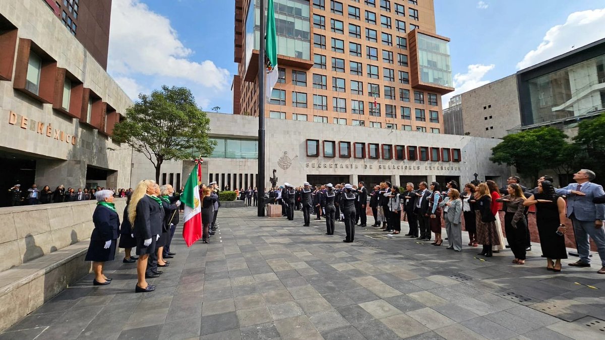 PJCDMX's tweet photo. El magistrado @MagRafaelGuerra, presidente del #TSJCDMX, encabezó la ceremonia de Honores a la Bandera del #PJCDMX y agradeció a la @SEMAR_mx la donación del lábaro patrio, como símbolo de responsabilidad y compromiso institucional.
#CDMX #Derecho https://t.co/RM6aXa0AS4