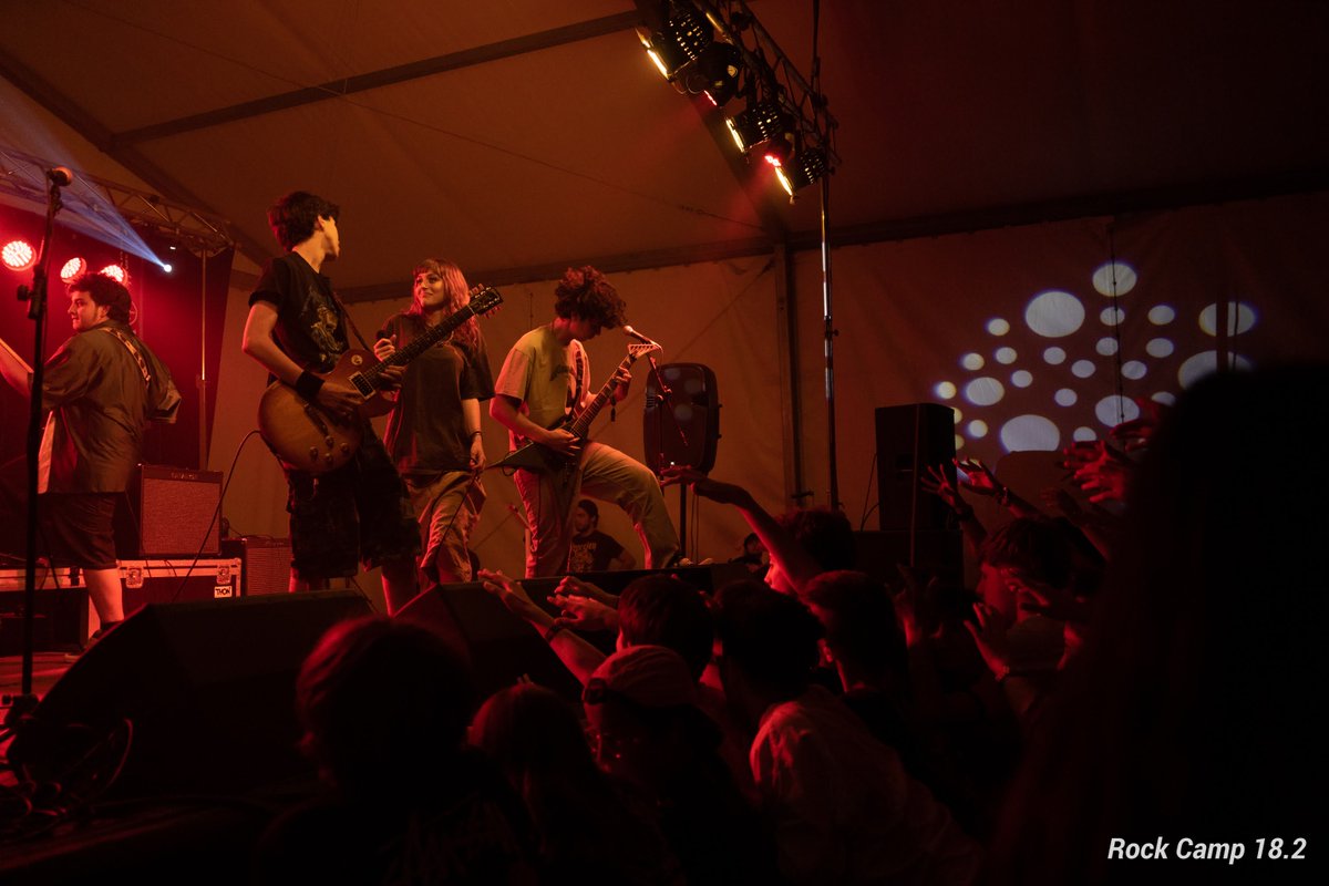 RockCampES's tweet photo. Las personitas que venís a Rock Camp tenéis algo especial. Se nota en cómo vivís la música y en las ganas que tenéis de compartirla. Qué suerte encontrarnos aquí. ¡Os queremos! #rockcamp https://t.co/e6y2ChskN7