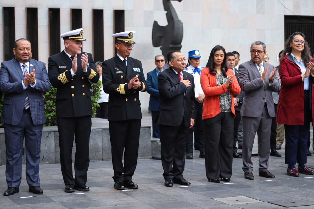 PJCDMX's tweet photo. El magistrado @MagRafaelGuerra, presidente del #TSJCDMX, encabezó la ceremonia de Honores a la Bandera del #PJCDMX y agradeció a la @SEMAR_mx la donación del lábaro patrio, como símbolo de responsabilidad y compromiso institucional.
#CDMX #Derecho https://t.co/RM6aXa0AS4