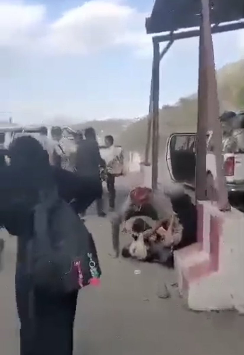 taiz_hrc's tweet photo. 1️⃣ مركز تعز الحقوقي (THRC) يدين استهداف جماعة الحوثي للمدنيين في نقطة الهنجر المدخل الرئيسي الغربي لمدينة تعز، اليوم الاثنين 5 أكتوبر 2026، في تمام الساعة الخامسة مساء، بقذيفة مدفعية، ما أسفر عن مقـ ـتل مدني وإصابة 6 آخرين من المسافرين. https://t.co/3iDSUTaLVn
