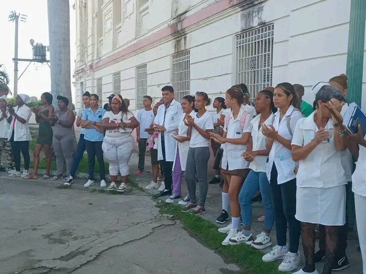 SNTSCuba's tweet photo. En el marco de las actividades por el Centenario del Hospital Materno Sur de #SantiagoDeCuba se realizó la entrega de módulos de ropa infantil a madres en situación de vulnerabilidad pertenecientes a los departamentos de Lavandería y Servicios Generales. https://t.co/QbyBXKY5Ob