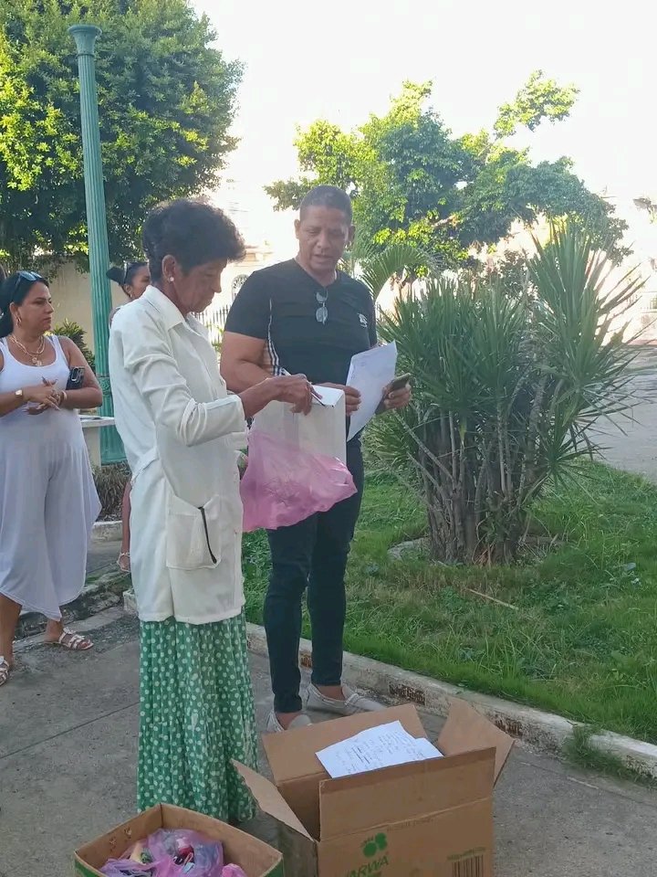 SNTSCuba's tweet photo. En el marco de las actividades por el Centenario del Hospital Materno Sur de #SantiagoDeCuba se realizó la entrega de módulos de ropa infantil a madres en situación de vulnerabilidad pertenecientes a los departamentos de Lavandería y Servicios Generales. https://t.co/QbyBXKY5Ob