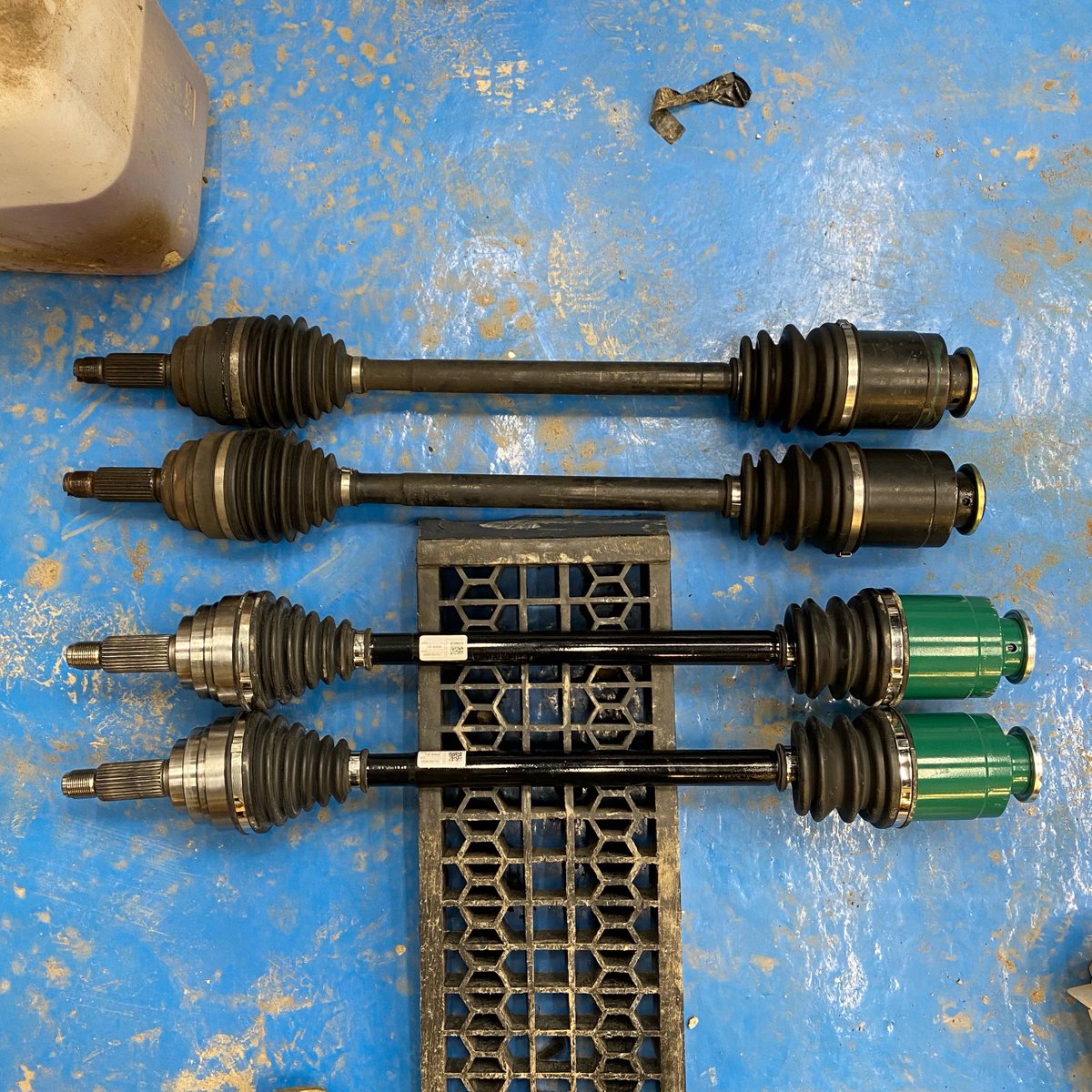 jim_jb23's tweet photo. ついでにフロントシャフトもヘタってきてるのでリビルト品に交換
GCのリビルトはもう無いと言われBEレガシィ用を流用🤥
予想通りポン付け👌
次交換する時はもうリビルト手に入らないかもしれない？🫣 https://t.co/0iPpGcGC5W