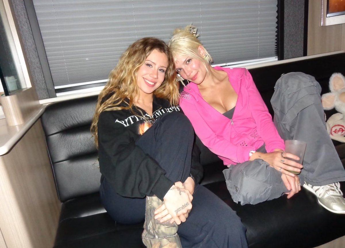 concertleaks's tweet photo. Halsey and Slayyyter stun in a new photo! https://t.co/CYKypcOjQm