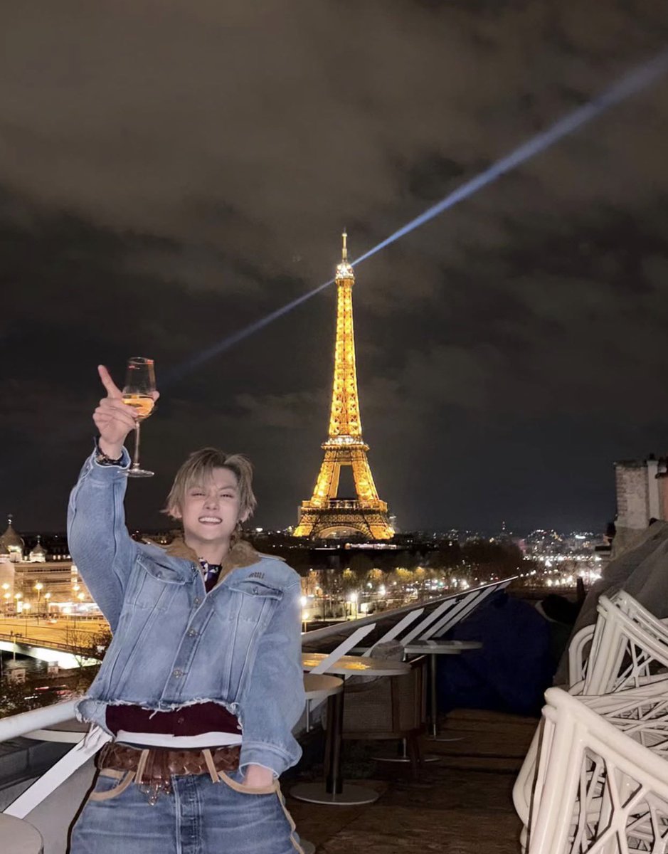 aeohu_'s tweet photo. same stupid smile...same glare on the eiffel tower... same drunk....same hand in pocket...... https://t.co/T0aiU0Hm2D