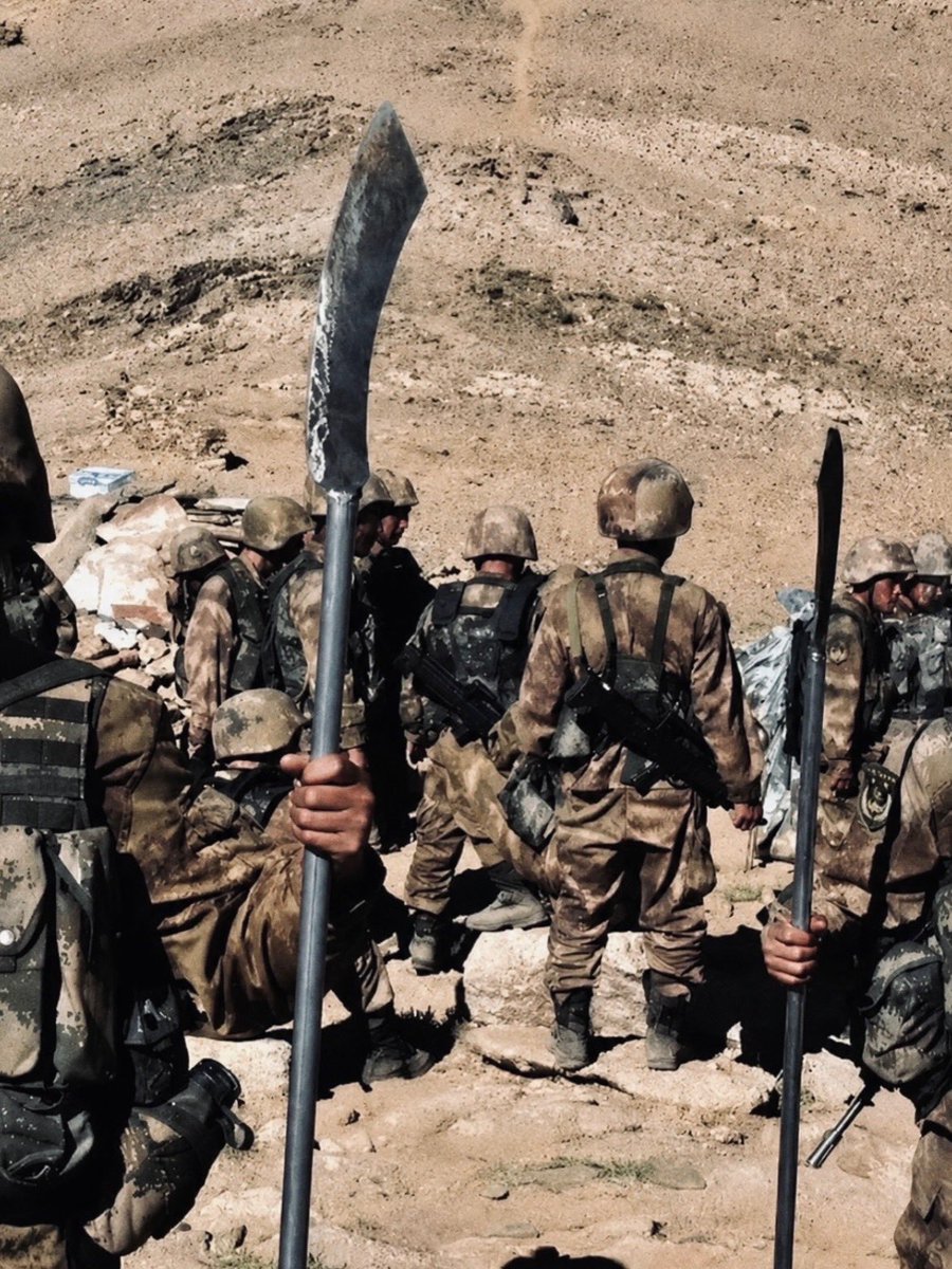 blackstarops's tweet photo. a reminder that china and india have long standing agreements that stop them from using firearms near the border

so they have to use rocks, staffs, iron rods, clubs and fist https://t.co/N4mnuuHufk
