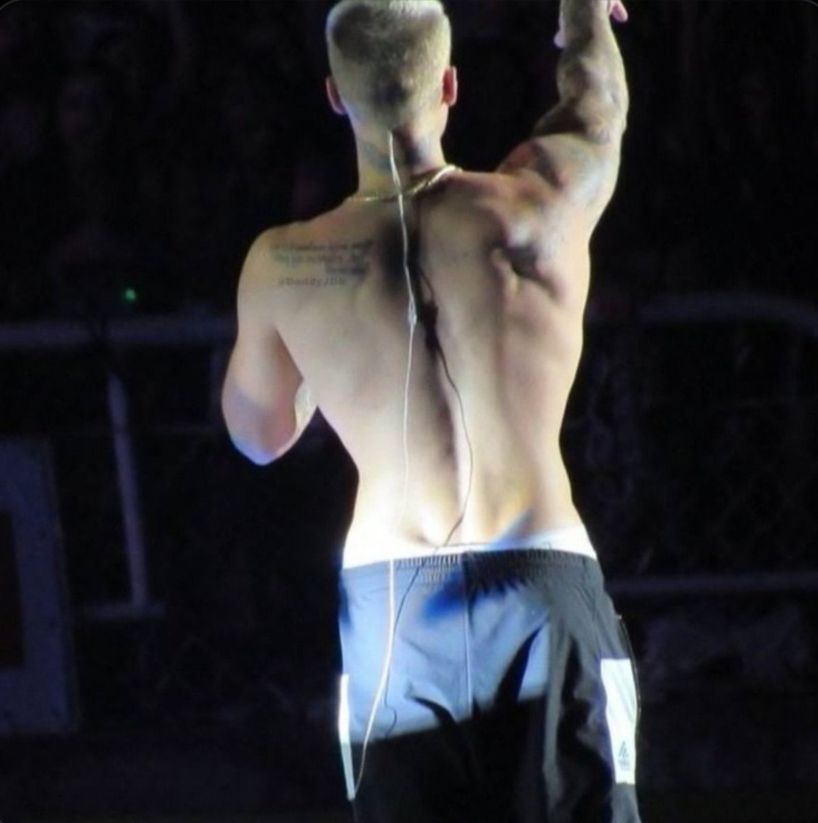 Belieber_bob's tweet photo. AND HIS BACK TOO 😮‍💨 https://t.co/l2P64LVrJR