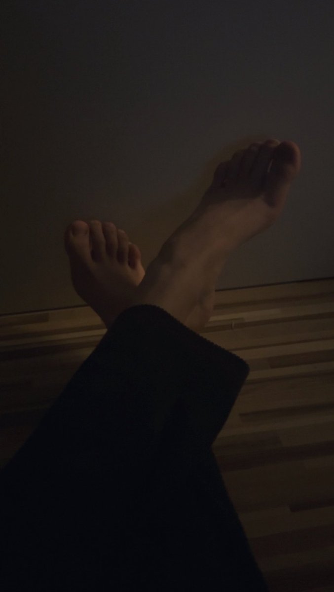 Roxi5k's tweet photo. wiem że ich pragniesz i nie mozesz sie im oprzeć smieciu wiec dm odrazu z kodem raz raz
#stopy #domina #blik  #findom https://t.co/fBQrcVUDWr