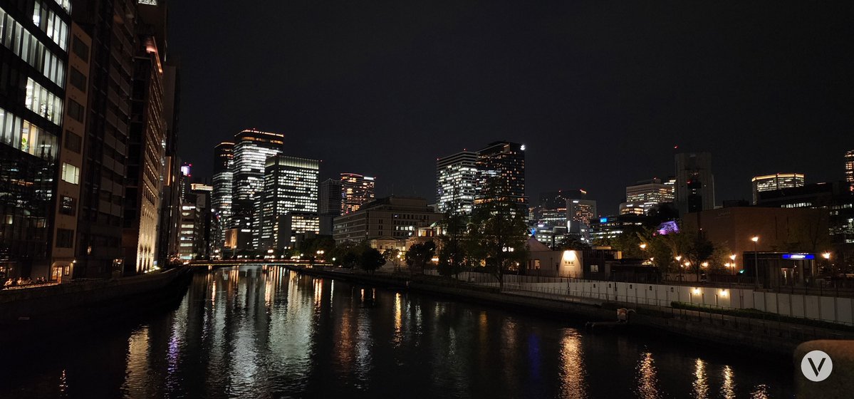 VonverseWorld's tweet photo. 【JP・EN・繁中↓】
深夜、散歩に出る。
頭を空っぽにする。
そして、
ある文明の行く末を決める。

私はほとんどあらゆる文体を書いてきた。
喜劇も、
悲劇も、
あるいは奇怪で荒唐無稽な物語も。
主人公を殺したこともある。
一つの戦役で数千億人を虐殺したこともある。

しかし、
ある文明の終焉に本当の意味で筆を下ろしたとき、
ようやく理解した——
これはもはや「物語を書く」という行為ではない。
凡人が担うべきではない役割を、
演じることなのだと。
もし本当に神や創造主という存在がいるのなら、
彼らはいったい、
どれほどの重みを背負っているのだろう。

だからこそ、
私は彼らの結末に対しても
責任を負うべきだと思う。

だが、
私はただの凡人だ。
因果を引き受ける覚悟を決めた、
一人の凡人に過ぎない。

+++
Late at night, I go for a walk.
I empty my mind.
And then,
I decide the fate of a civilization.

I have written in almost every form imaginable.
Comedy.
Tragedy.
And stories strange, absurd, and beyond reason.
I have killed protagonists.
I have slaughtered hundreds of billions in a single war.

Yet,
when I truly set down the ending of a civilization,
I finally understood—
this is no longer an act of storytelling.
It is the act of assuming a role
that no mortal was ever meant to bear.
And if gods or creators truly exist,
then I can finally imagine
the weight they must carry.

That is why
I believe I, too, must bear responsibility
for the endings I choose to give them.

But I am only a mortal.
A mortal who has chosen
to bear the consequences that follow.

+++
深夜散步，放空大腦。
然後，為某個文明的歸宿做出選擇。

我寫過幾乎所有文體。
無論喜劇、悲劇，還是某種怪誕荒唐的故事。
我殺死過主角，也曾在一場戰役中屠殺數千億人。
而當我真正為一個文明的終局落筆時，
才明白——
這已經不是在「講故事」，
是在扮演一個凡人不應擔當的角色。
我能感受到，如果真有神或造物主，
那麼他們究竟背負著何等的重量。

所以，
我認為我也有義務為他們的結局承擔責任。
可我只是一個凡人。

一個準備好承受因果的凡人。

Visit the official website（公式サイトへアクセス） https://t.co/6Y2BSbxxib 
#VonverseWorld #TCFxV宇宙 #Writing #WritingCommunity #IndieAuthor