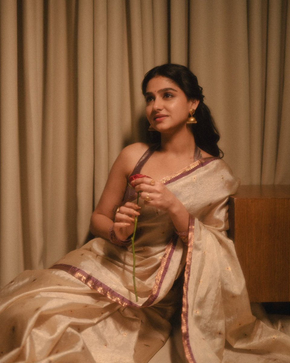 nithishyaps's tweet photo. She really said “rent-free” and moved into my dreams 😩❤️🫂

#AnaswaraRajan https://t.co/VyCznTLHpR