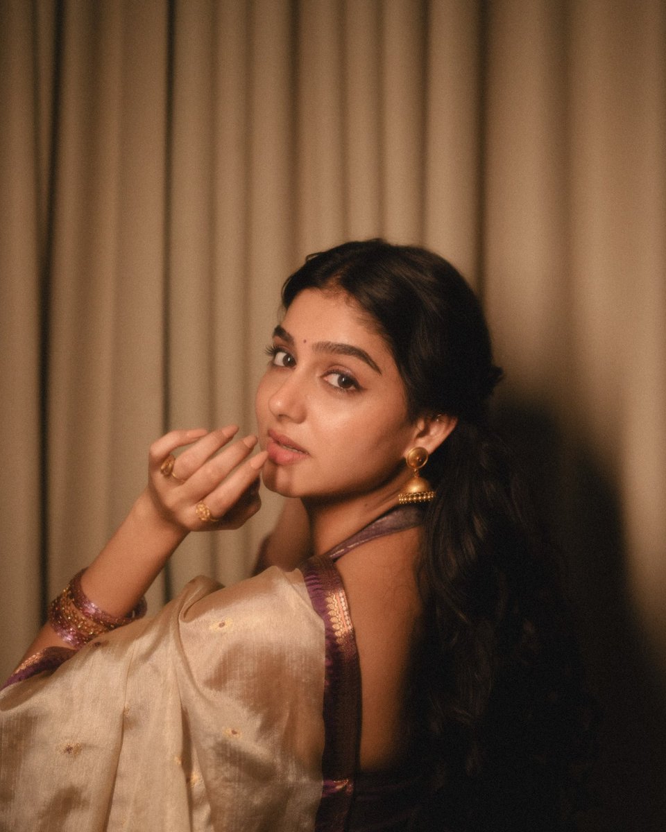 nithishyaps's tweet photo. She really said “rent-free” and moved into my dreams 😩❤️🫂

#AnaswaraRajan https://t.co/VyCznTLHpR