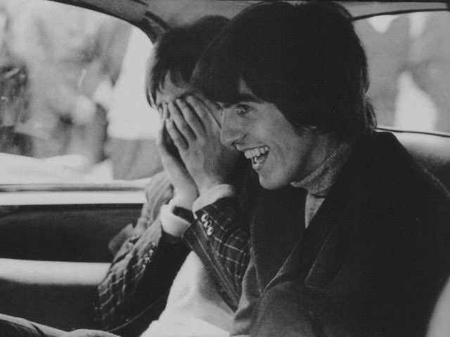pluribusyuri's tweet photo. when a fan pranked paul with a sign that said his zipper was down 😭😭 also georges smile growing  🥹 https://t.co/YPrqM7AJjM
