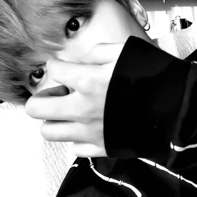 ymribbon's tweet photo. #yoonmin au 🔞 where yoongi, the most famous idol rapper, accidentally sends his nudes to the wrong person.

and somehow, that person turns out to be his biggest fan, jimin. https://t.co/RE26Nq2nRf