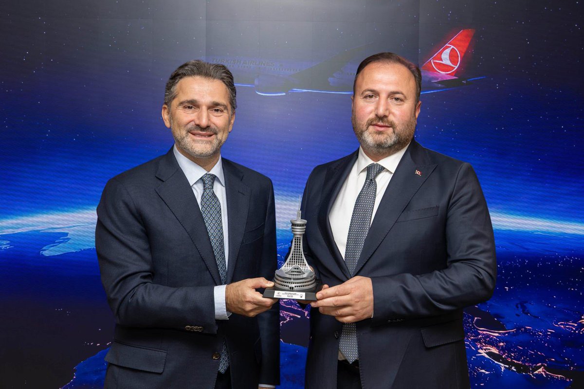 cakmakfatih's tweet photo. Türk Hava Yolları Yönetim Kurulu ve İcra Komitesi Başkanı Sayın Prof. Dr. Murat Şeker’i ziyaret ettik.

Küresel ölçekteki Bayrak Taşıyıcımız; Türk Hava Yollarının  büyüme hedeflerini ve ülkemizin dünya ile bağlantısını güçlendiren uçuş ağı üzerine değerlendirmelerde bulunduk.

Artan hava trafiğinin etkin ve emniyetli şekilde yönetilmesi, havacılık kapasitemizin gelişen ihtiyaçlar doğrultusunda güçlendirilmesi ve ülkemizin küresel hava ulaşımındaki konumunu daha da ileri taşıyacak çalışmalar üzerine görüş alışverişimiz oldu.

Sayın Şeker’e nazik ev sahipliği için teşekkür ediyor, çalışmalarında başarılar diliyorum.