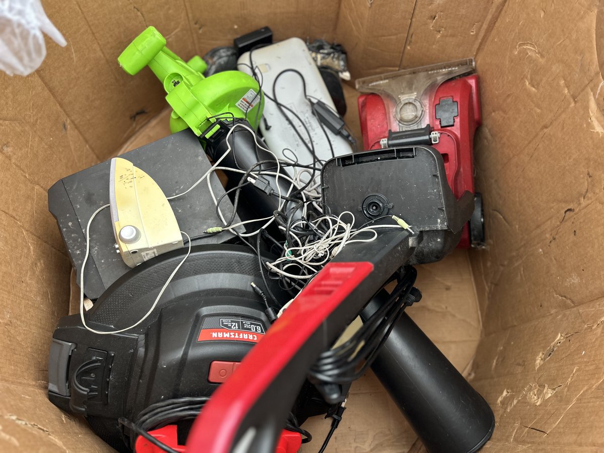 CollierGov's tweet photo. Old TV, computer or electronics taking up space at home? You can drop off these items and more at any #CollierCounty Recycling Drop-Off Center.

📍 Find a location near you and see what’s accepted at https://t.co/3ubuvS0BgD

 #PublicUtilities https://t.co/Waw7tQTdlp