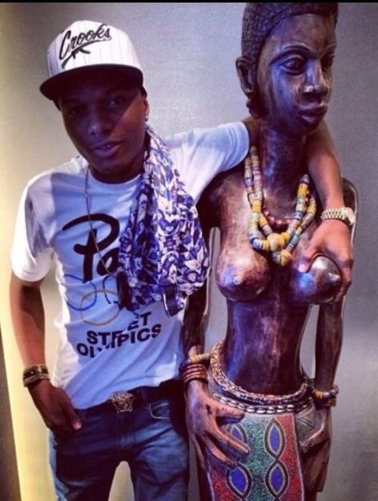 K_O_L_I_S's tweet photo. Mogbe see una fav wey una dey idolize don dey sexualize statue #FC https://t.co/3Z2eOmDxPr