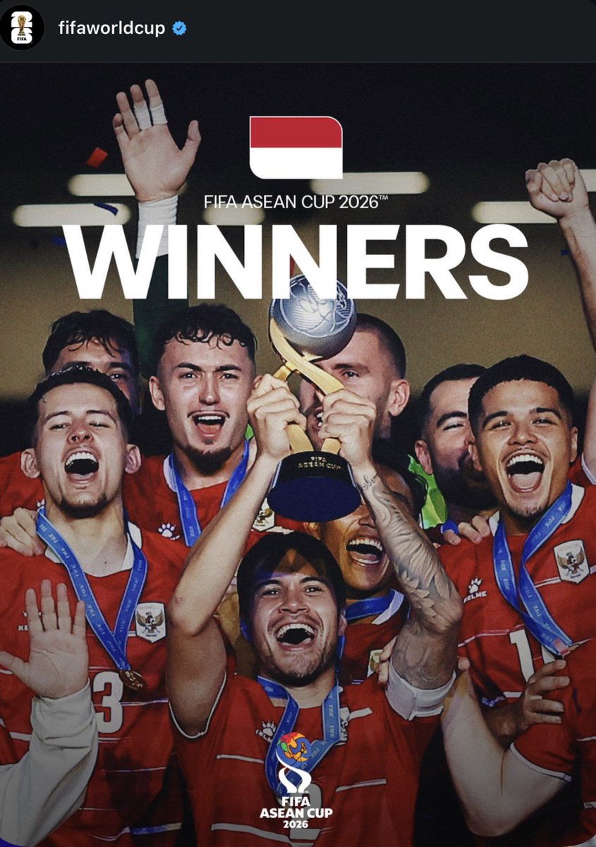 SudutTakKasat's tweet photo. ADMIN FIFA PUN BETE MELIHAT SOSOK WOWOK 😂🤣 SAMPE DI CROP TUH DI SISAIN TANGAN NYA DOANG…LAGIAN MOMEN KEK GINI NGAPAIN IKUT SELEBRASI DI TENGAH ANJIR 😭 https://t.co/oYJPTnS4Ry