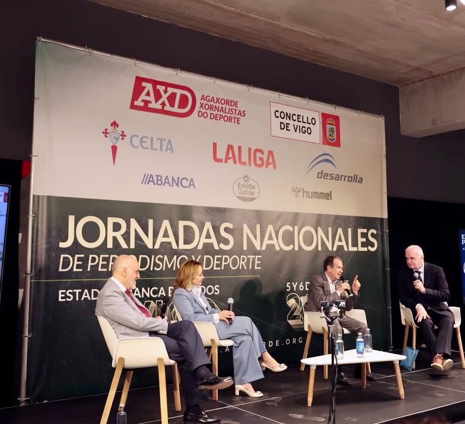 Tebasjavier's tweet photo. El @RCCelta demuestra muy bien cómo un club puede convertirse en un motor para su ciudad. Invertir en infraestructuras, desarrollar la cantera, reforzar la identidad local y mirar al futuro genera un impacto que va mucho más allá de lo que ocurre sobre el terreno de juego. 
Sobre estas cuestiones hemos debatido en Balaídos, en las I Jornadas de Periodismo y Deporte organizadas por @agaxorde y la @periodistasAEPD, junto al alcalde de Vigo, @abelcaballero, y la presidenta del RC Celta, @mmourino y Leandro Tito Irazusta.

También hemos abordado algunos de los grandes retos del fútbol profesional, como la lucha contra la piratería, el futuro del modelo europeo, la saturación del calendario, el impacto de la IA y la importancia de la sostenibilidad económica.