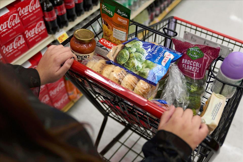 MENAFN's tweet photo. Fewer Americans Are Getting Help Buying Groceries From SNAP Benefits As States Grapple With The Program's Cascade Of Changes #Fewer #Americans #Getting #Help #Buying #Groceries #SNAP #Benefits #Grapple #Program's #Cascade #Changes #Inflation #Currency #US… dlvr.it/TVnVM7 https://t.co/Q5zL3WnN0G