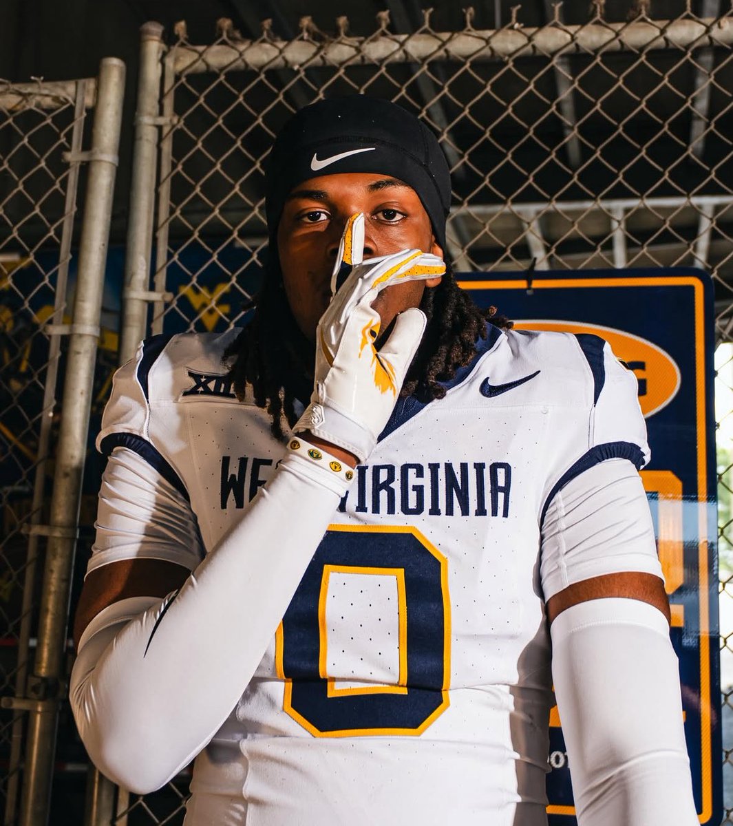 CollegeFBPortal's tweet photo. RIP: West Virginia 4⭐️ DE commit Chris Wilson Jr. died last night in a shooting.

Wilson was shot multiple times and was pronounced dead on scene.

Tragic 😔