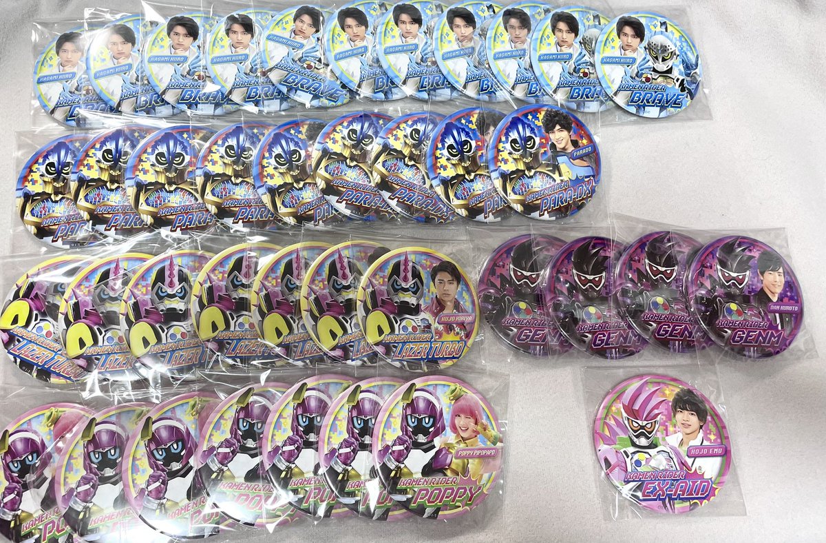 momoiro_tik's tweet photo. 【交換】仮面ライダーストア エグゼイド 10周年 トレーディング缶バッジコレクション 缶バッジ

譲：エグゼイド（宝生永夢）1、ブレイブ（鏡飛彩）11、パラド9、レーザー（九条貴利矢）7、ポッピー7、ゲンム(檀黎斗)4
求：スナイプ（花家大我）

郵送希望、検索からでも気軽にお声掛け下さい🙇‍♀️ https://t.co/YM5GWmlCsp