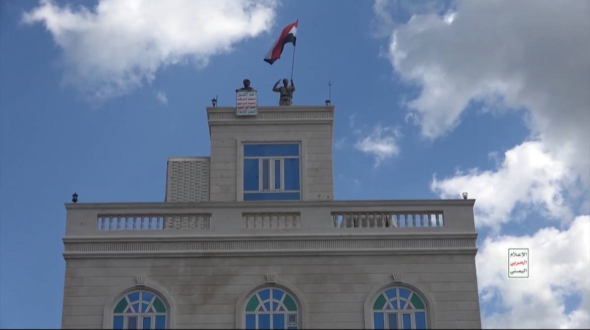 MonitorX99800's tweet photo. 🇸🇦🇾🇪⚡️– Ansarullah forces raising their flag on top of the Saudi backed PLC President Amiri' house in Taiz. https://t.co/pSCJv2KVQ3