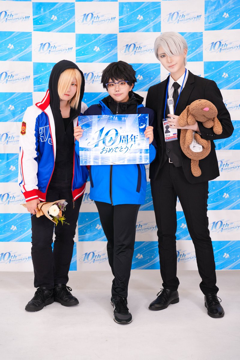 keimaru_piyo02's tweet photo. Cosplay ユーリ!!! on ICE

YOI10周年おめでとうございます！
10周年という貴重〜なタイミングを一緒に迎えられて本当に嬉しい😭
初めて見た時からこんなに立っているとは……⛸️ 2016年10月5日の深夜2時21分の初回放送が懐かしい。
この作品に出会えてたくさんの思い出が出来ました。
ずっとずっと大好きです。

勝生勇利▶tama
ユーリ▶蓮
ヴィクトル▶けい
photo▶大佐
#10年分の愛を氷上へ

#YOI10周年
#ユーリ10周年
#yurionice10thAnniv