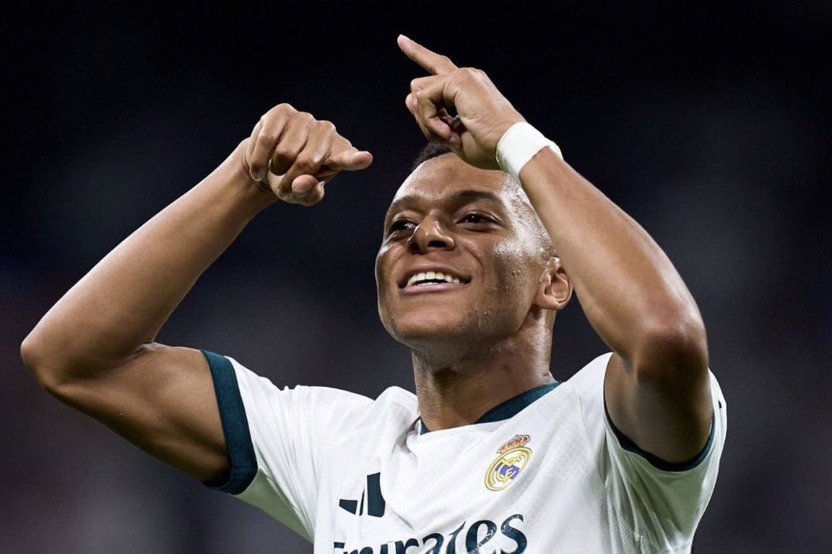 Masomo243's tweet photo. 🚨 Kylian Mbappé répond aux rumeurs selon lesquelles il serait mécontent du Real Madrid de ne pas avoir fait campagne pour son Ballon d'Or.
« Oui, oui… J'ai même été en colère contre ma grande-tante ! », a écrit Mbappé sur Instagram.
#GoalSphere https://t.co/ZfUCBry4ht
