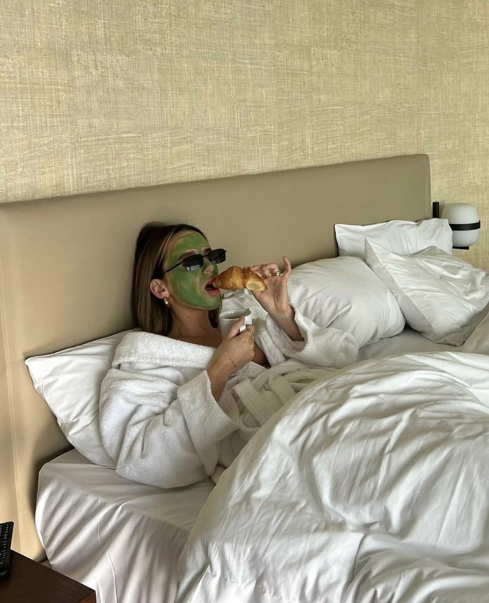 nyliava's tweet photo. "she's probably talking to someone else"

me: https://t.co/fD1GCKOJIo