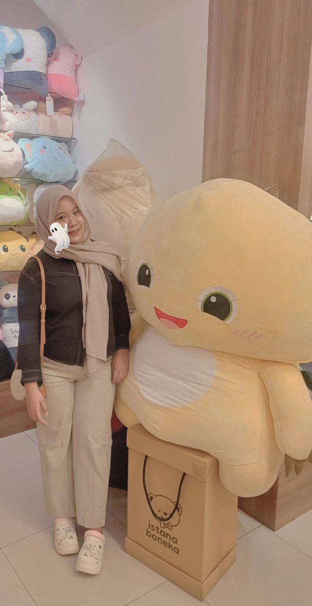 Justrosequartz's tweet photo. Dari sabtu uda beli boneka 4x minta tolong dianter driver, pak herman sama kak rahman. Terus pas minggu siang bilang ke kak rahman mau cari nailong. Eh tiba2 tadi diinfo ada di isbon dan kebetulan lumayan dkt rumah. Makasih kak rahman uda anterin beli boneka terusssss https://t.co/OGq24PlWDf