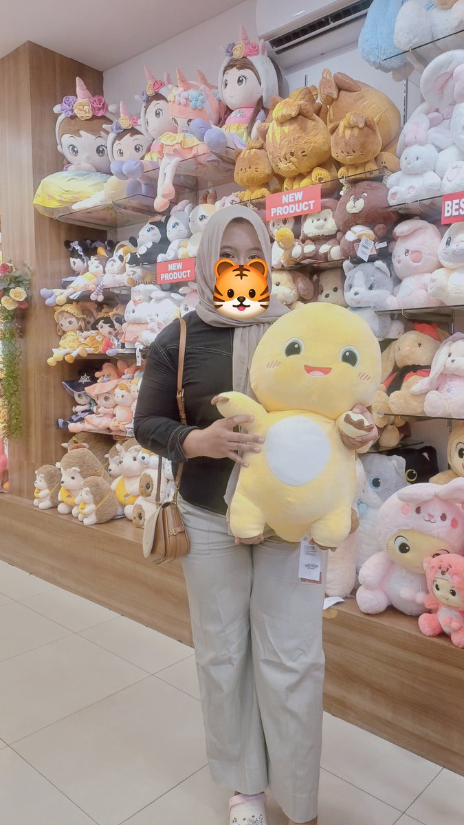 Justrosequartz's tweet photo. Dari sabtu uda beli boneka 4x minta tolong dianter driver, pak herman sama kak rahman. Terus pas minggu siang bilang ke kak rahman mau cari nailong. Eh tiba2 tadi diinfo ada di isbon dan kebetulan lumayan dkt rumah. Makasih kak rahman uda anterin beli boneka terusssss https://t.co/OGq24PlWDf