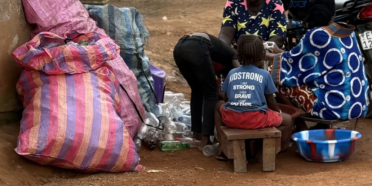 FacelyKonate1's tweet photo. Des bouteilles récupérées parfois dans des lieux insalubres, nettoyées puis réutilisées pour la vente d’une eau dont personne ne connaît réellement la provenance. Une autre réalité depuis l’interdiction des sachets d’eau en #Guinée, alors que les alternatives restent insuffisantes.

Quel « Paradis » ! 🤦‍♂️