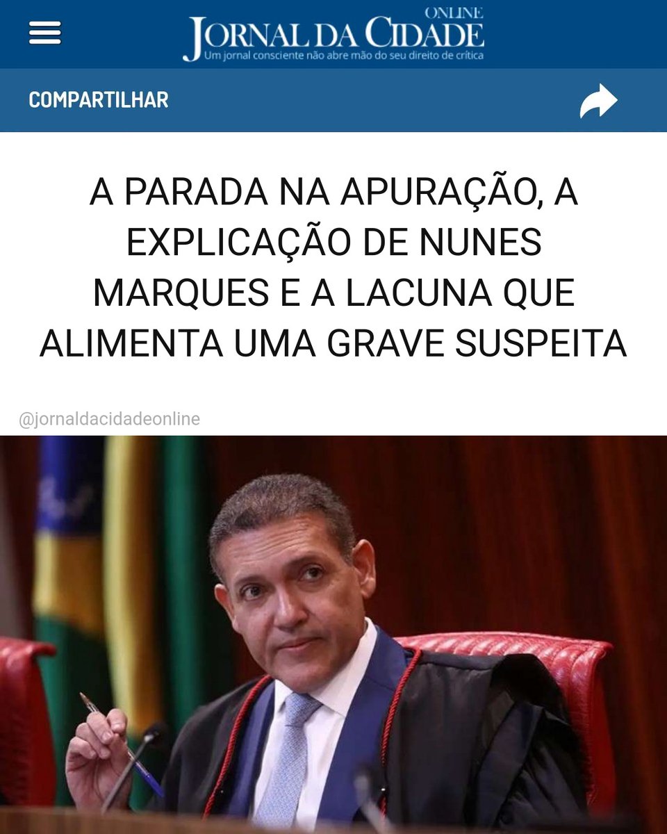 JornalDaCidadeO's tweet photo. A PARADA NA APURAÇÃO, A EXPLICAÇÃO DE NUNES MARQUES E A LACUNA QUE ALIMENTA UMA GRAVE SUSPEITA

Kassio Nunes Marques, presidente do TSE, disse na coletiva de domingo (4), após o primeiro turno das eleições de 2026, que o atraso de cerca de uma hora na divulgação dos resultados foi causado por um "congestionamento de dados". Segundo ele, a área de TI constatou um fluxo superior ao normal no sistema de divulgação. Ele afirmou que a apuração e a totalização não foram afetadas.

Reportagens do G1, da CNN Brasil, do SBT e da Agência Brasil registram que os números da disputa presidencial ficaram praticamente parados por volta das 19h, em cerca de 64% das seções. A atualização só voltou por volta das 20h, quando o percentual saltou para cerca de 85%.

Na parada, com 64,81% das urnas, Flávio Bolsonaro tinha 49,58% e Lula, 42,25% — vantagem de cerca de 7,3 pontos.

Na atualização seguinte, já com 84,96% das urnas, Flávio caiu para 48,47% e Lula subiu para 43,49%. A diferença encolheu para cerca de 5 pontos e continuou diminuindo até o fim da apuração, quando fechou em cerca de 1,9 ponto: 47,03% a 45,16%.

O que o TSE não esclareceu foi o cerne do problema. A divulgação presidencial ficou parada cerca de uma hora e, ao voltar, não retomou de onde tinha parado: saltou de cerca de 65% para cerca de 85% das urnas de uma vez, um avanço de aproximadamente 20 pontos percentuais sem atualização intermediária.

Nunes Marques falou em congestionamento e em isolamento temporário de outros sistemas, mas não disse quais sistemas foram isolados, por que só a disputa presidencial travou de forma tão visível nem por que a retomada veio nesse salto.

Essa lacuna é o que alimenta a suspeita conservadora: a parada ocorreu com Flávio ainda perto de 50%, e a volta mostrou a vantagem já reduzida.

Nos boletins publicados depois da parada, a vantagem de Flávio não voltou a subir. A linha foi descendente até o fim.

O TSE não explicou o intervalo em branco entre um boletim e o outro.

Artigo de Lucia Sweet