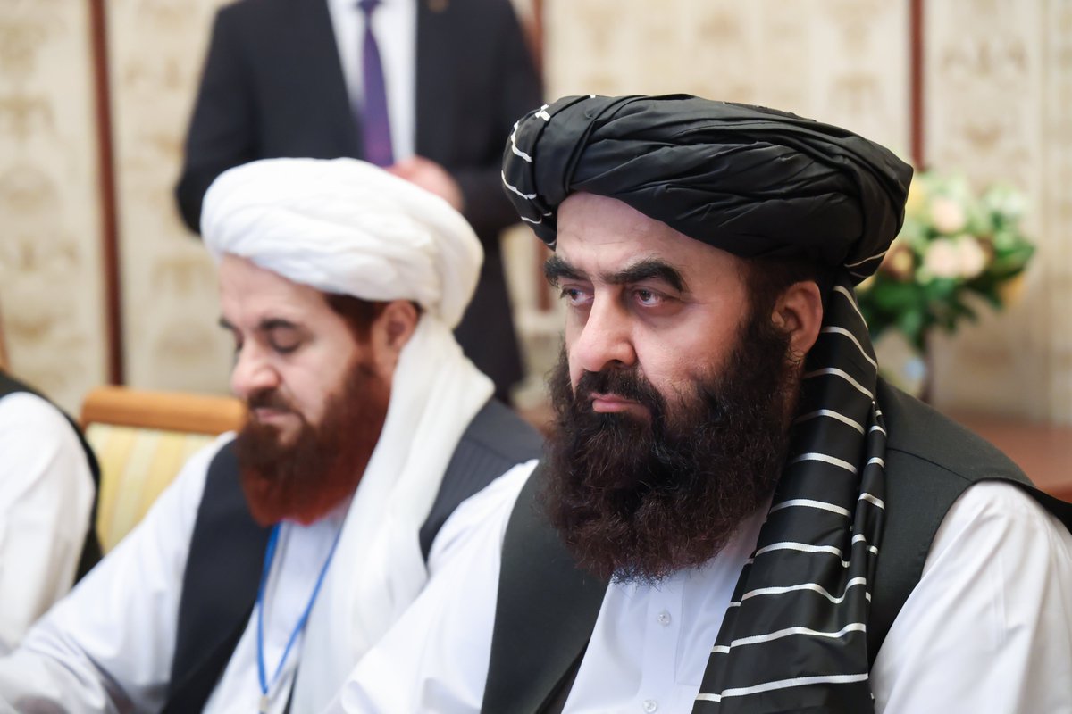 StudentRahim123's tweet photo. له مسکوه نن افغان بهرنيو چارو وزير د سېمې او پاکستاني چارواکو په مخ کې هغه څه وويل، چې که سل ځلې یې د احساساتي مبارزینو په خبره او غوښتنه د پاکستان سفير له کابله شړل شوی وای، دومره تأثير به یې نه و پرې کړی او نه به یې دومره ��ای نيولی و.
قدرمن وزير په ډيره واضحه، 
۶/۱ https://t.co/WbDLe23eoE