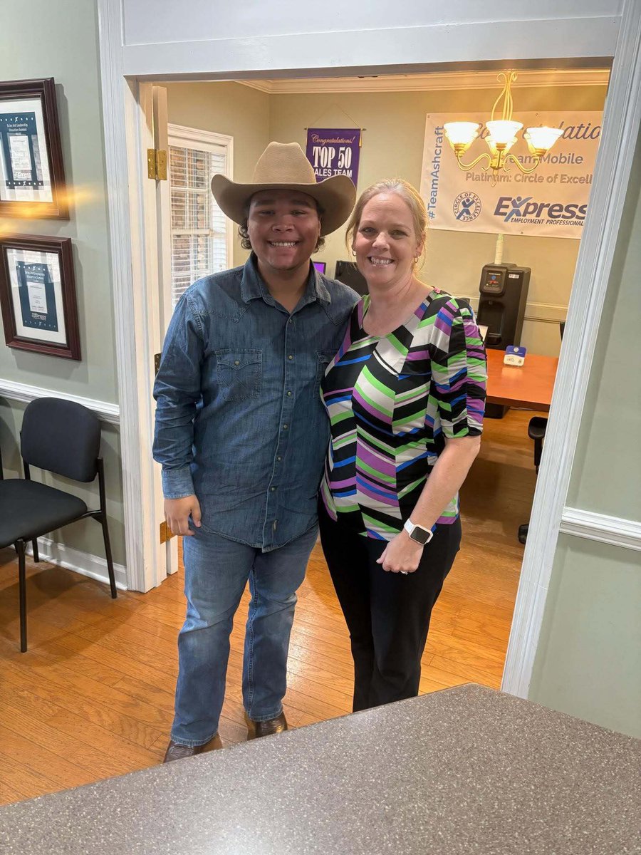 ExpressProsMob's tweet photo. You never know who’s going to walk through the doors at Express.
American Idol’s Triston Harper stopped by last week to apply, because apparently even an American Idol needs a backup plan! 🎤
And yes… he sang for us, too. Safe to say that was one interview we won’t... https://t.co/Qg2Rjxg4LQ