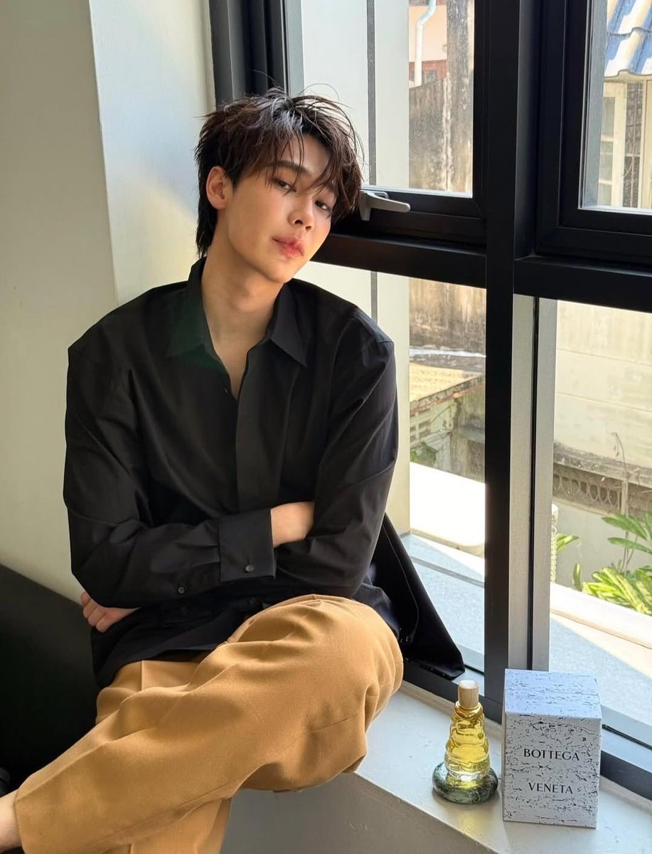 yoursyanin_'s tweet photo. “ ขอโทษนะครับคุณ ขอคอนแทคติดต่องานได้ไหมครับ ”

‘ คอนแทคเราหรอคะ ’

“ ผู้จัดการคุณก็ได้ครับ พอดีผมสนใจจริง ๆ ”

‘ เอาของเราไปดีกว่าค่ะ คุยกันโดยตรงน่าจะสะดวกกว่า ’

“ ขอบคุณนะครับ ”

‘ เป็นแรปเปอร์หรอคะ ’

“ ใช่ครับ ”

‘ เราเดียร์นะคะ ’

“ ตี๋ครับ ”

‘ เดียร์ชอบนะคะแรปเปอร์ ’

“ ครับ ? ”

‘ หมายถึงชอบฟังเพลงแรปค่ะ ’

‘ แต่ตอนนี้สงสัยเดียร์จะเริ่มชอบพวกแรปเปอร์ด้วยแล้วมั้ง ’