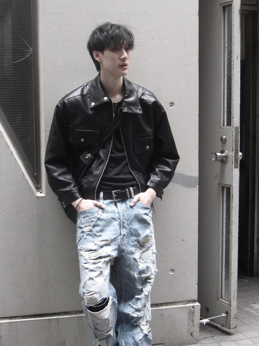 yoursyanin_'s tweet photo. “ ขอโทษนะครับคุณ ขอคอนแทคติดต่องานได้ไหมครับ ”

‘ คอนแทคเราหรอคะ ’

“ ผู้จัดการคุณก็ได้ครับ พอดีผมสนใจจริง ๆ ”

‘ เอาของเราไปดีกว่าค่ะ คุยกันโดยตรงน่าจะสะดวกกว่า ’

“ ขอบคุณนะครับ ”

‘ เป็นแรปเปอร์หรอคะ ’

“ ใช่ครับ ”

‘ เราเดียร์นะคะ ’

“ ตี๋ครับ ”

‘ เดียร์ชอบนะคะแรปเปอร์ ’

“ ครับ ? ”

‘ หมายถึงชอบฟังเพลงแรปค่ะ ’

‘ แต่ตอนนี้สงสัยเดียร์จะเริ่มชอบพวกแรปเปอร์ด้วยแล้วมั้ง ’